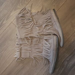 Minnetonka Fringe Boots • Gray • Womens 10
